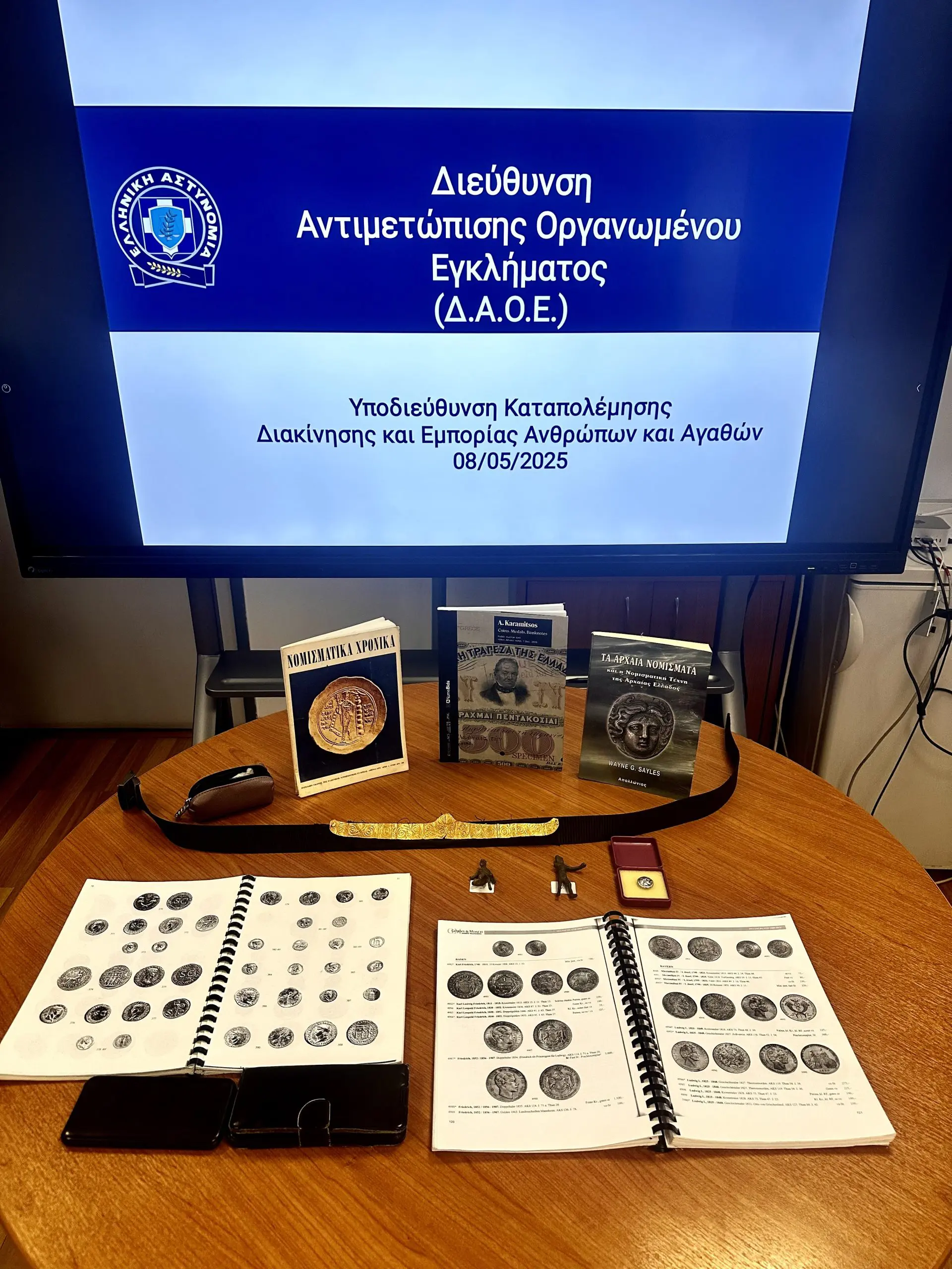 Συνελήφθησαν 2 άτομα για υπόθεση παράνομης αγοραπωλησίας αρχαιοτήτων στον Άλιμο Αττικής (βίντεο)