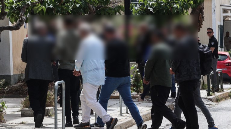 Κύκλωμα σε κτηματολογικά γραφεία: Τρεις κατηγορούμενοι στην φυλακή και έξι ελεύθεροι μετά τις απολογίες τους