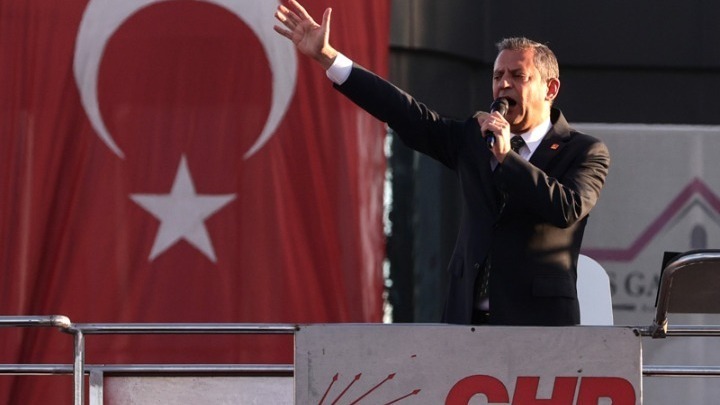 Τουρκία: Ένας 66χρονος με βεβαρυμένο ποινικό παρελθόν ο δράστης της επίθεσης κατά του προέδρου του CHP, Οζγκιούρ Οζέλ