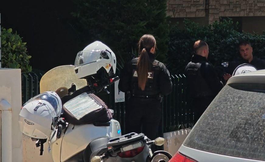 Έγκλημα στη Νέα Σμύρνη: Πατέρας φέρεται να μαχαίρωσε μέχρι θανάτου τον γιο του