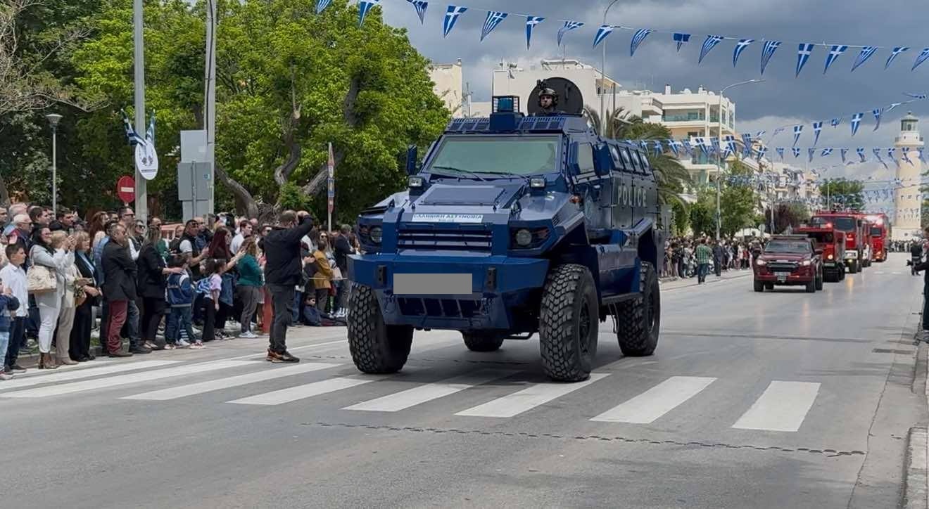 Αλεξανδρούπολη: Παρέλασε για πρώτη φορά ο «Τυφώνας» της ΕΛ.ΑΣ. – Ισχυρό μήνυμα από τα Ελευθέρια (βίντεο)
