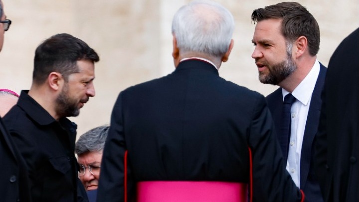 Βανς και Ζελένσκι συζήτησαν στη Ρώμη για την αναμενόμενη τηλεφωνική επικοινωνία Τραμπ-Πούτιν