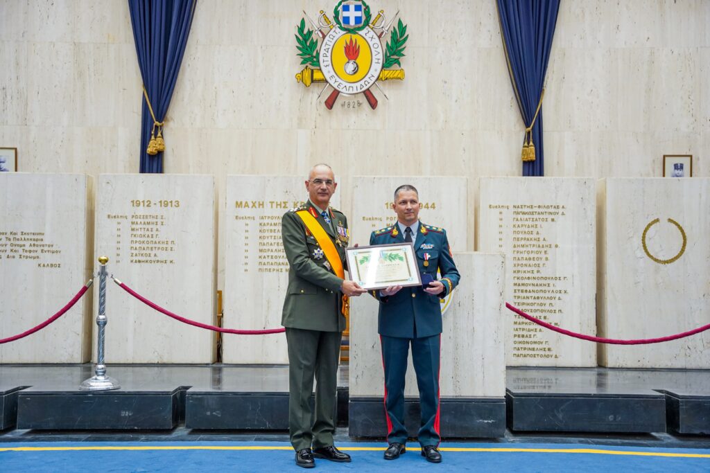 Απονομή Μεταλλίου στον Υπαρχηγό ΓΕΕΔ της Μολδαβίας από τον Αρχηγό ΓΕΕΘΑ