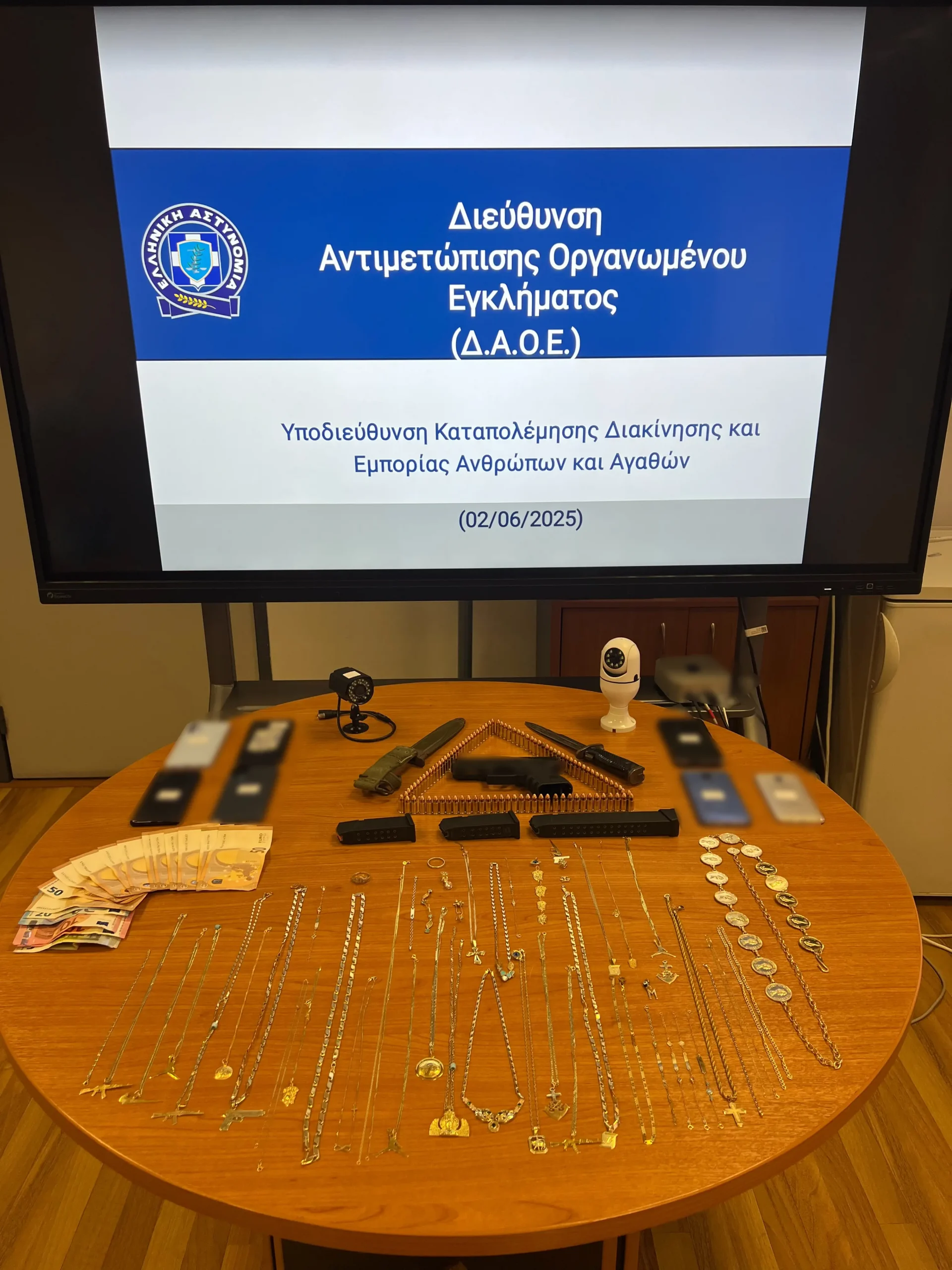 Έρευνες της Δ.Α.Ο.Ε. στα Μέγαρα για τον εντοπισμό όπλων – Συνελήφθη 23χρονη (βίντεο)