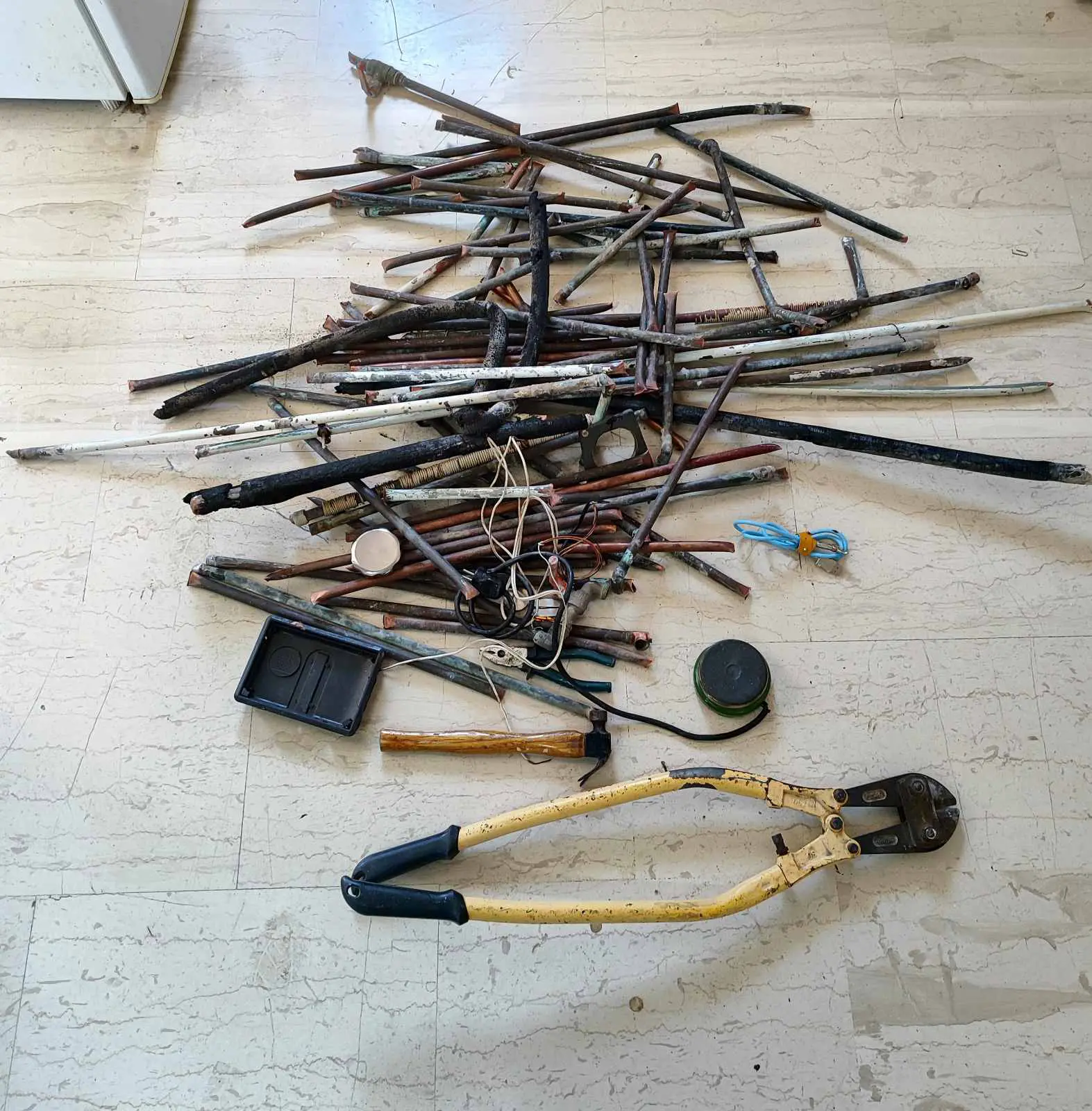 4 άτομα έκλεψαν από δύο σπίτια στη Σαλαμίνα 65 χαλκοσωλήνες, με κόφτη μετάλλων