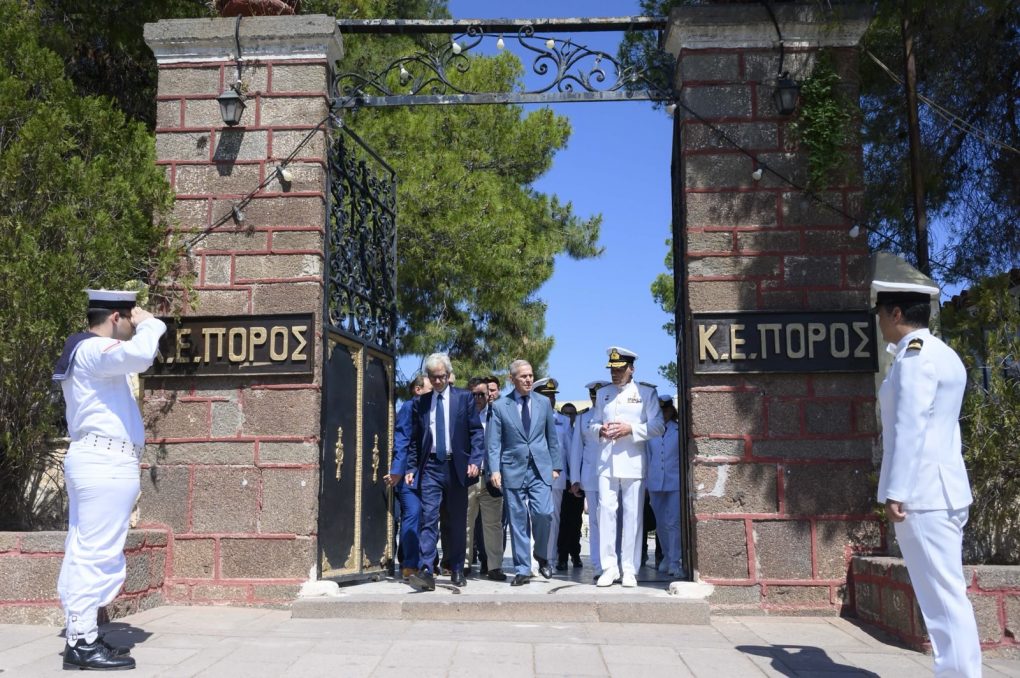 Παρουσία ΥΦΕΘΑ Θανάση Δαβάκη στην τελετή ορκωμοσίας Ναυτών Β΄ΕΣΣΟ 2025 στο Κέντρο Εκπαιδεύσεως «ΠΟΡΟΣ»