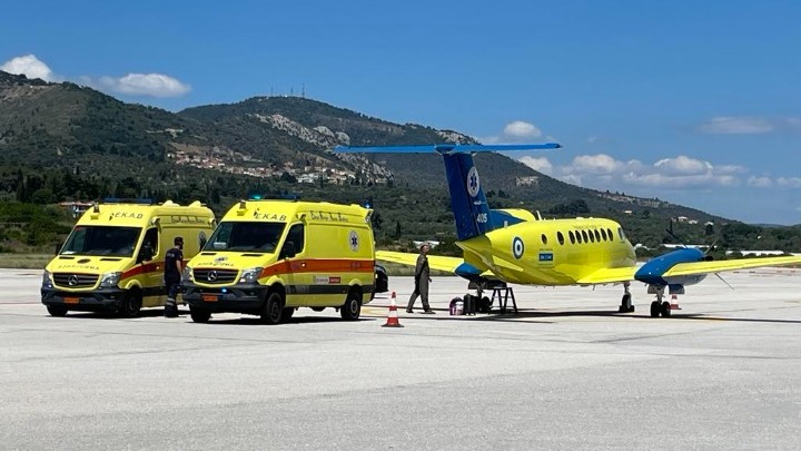 Γιατρός του ΠΝ από την Αθήνα πέταξε σε Σαντορίνη και Μυτιλήνη με αεροπλάνο του ΕΚΑΒ για να σώσει δυο ζωές