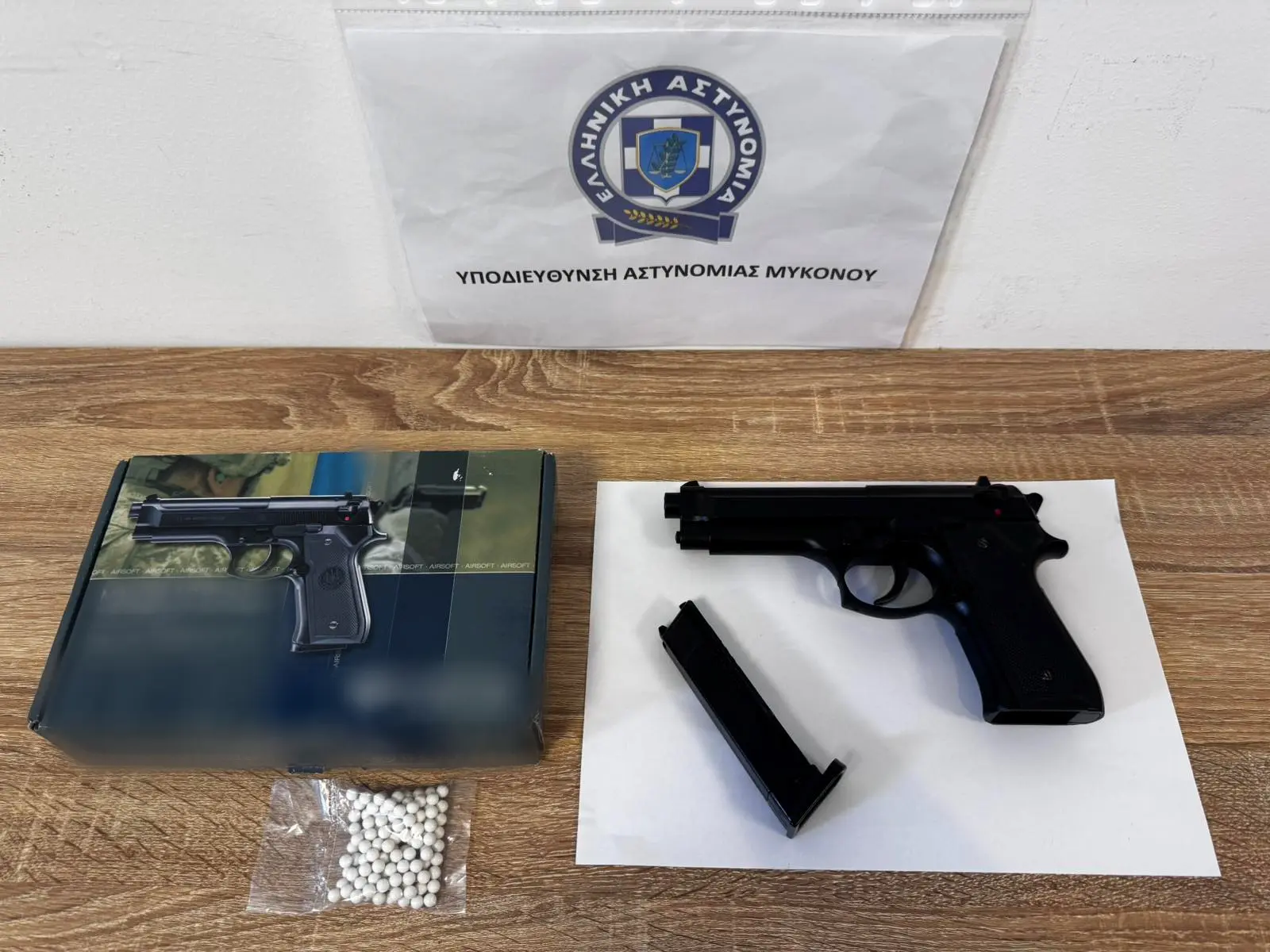 45χρονος στη Μύκονο με παράνομο όπλο, απειλούσε πολίτες έξω από καταστήματα υγειονομικού ενδιαφέροντος