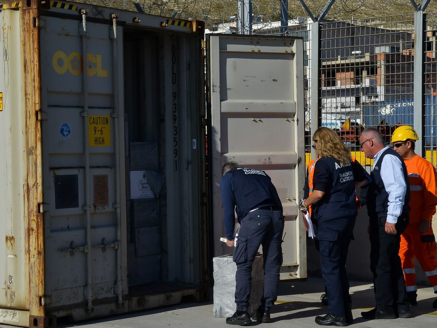 Έφοδος της ΕΛΑΣ στο Γ’ Τελωνείο Πειραιά για εκτελωνιστικές απάτες