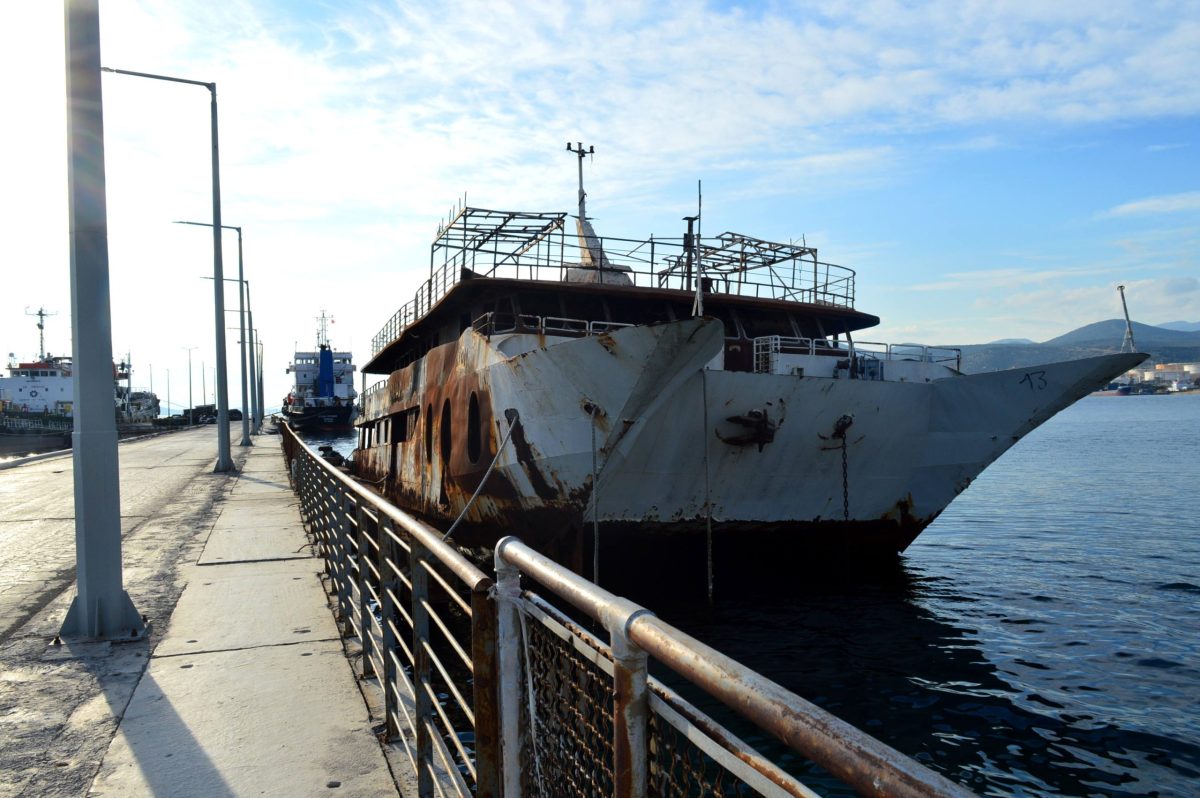 Ο.Λ.Ε. ΑΕ: Απομακρύνονται από την Ελευσίνα το επικίνδυνο καταμαράν «ΔΙΟΝ» και ακόμη 7 επιβλαβή πλοία και ναυάγια