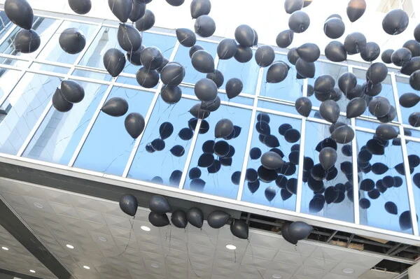 Δίκη για το Μάτι: 120 μαύρα μπαλόνια άφησαν πάνω από το Εφετείο οι συγγενείς των θυμάτων της πυρκαγιάς