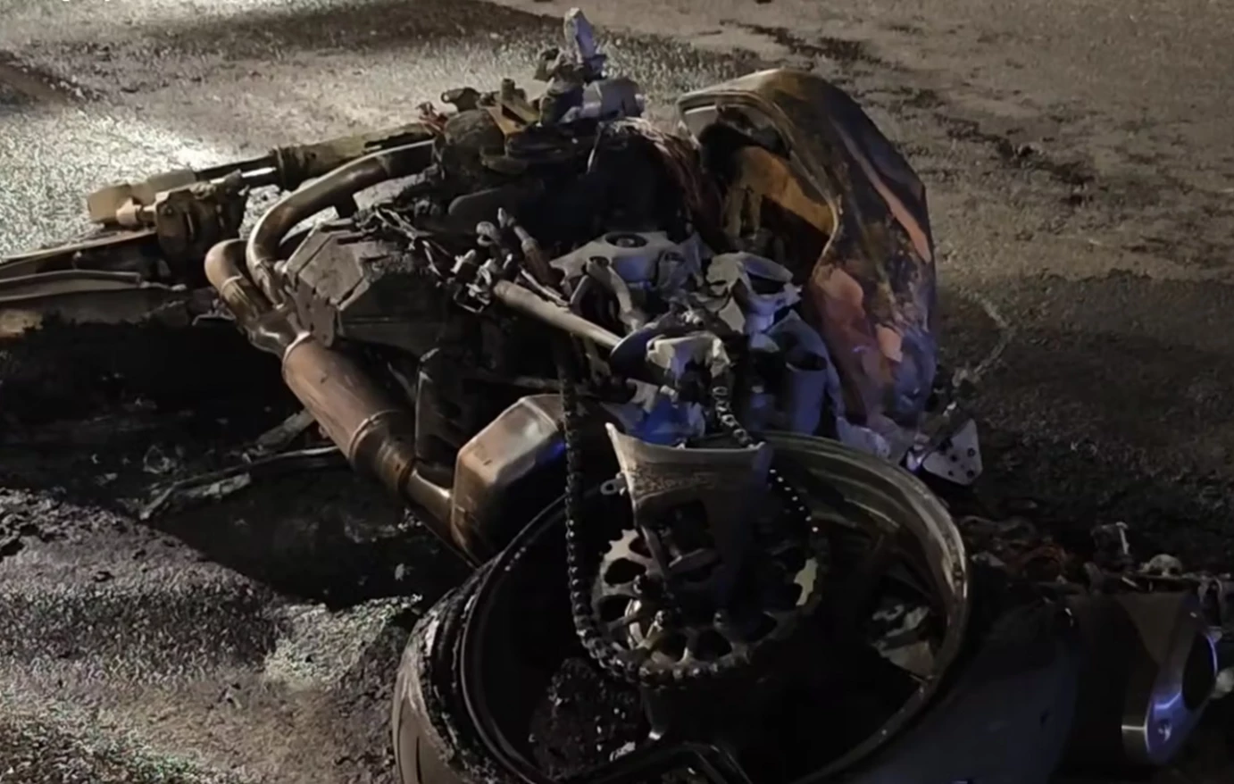 Μοτοσυκλέτα τυλίχθηκε στις φλόγες μετά από ανατροπή στη λεωφόρο Βασιλέως Κωνσταντίνου