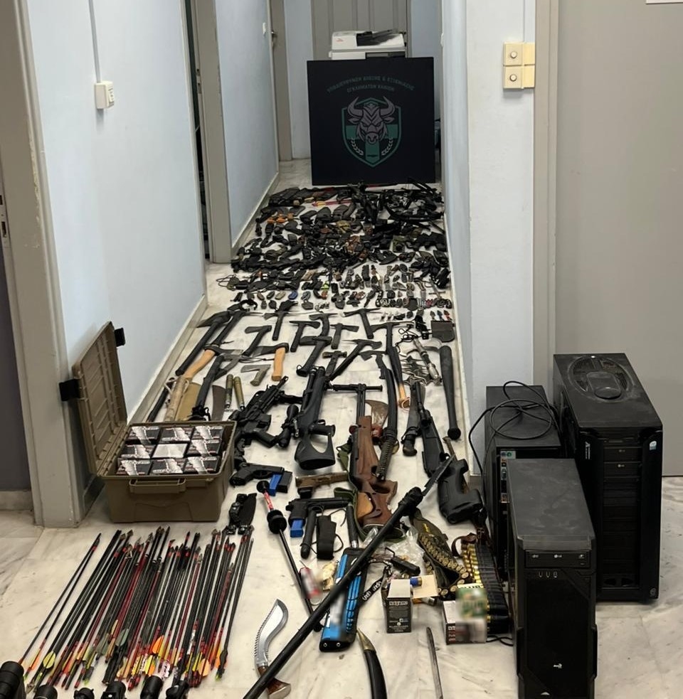 42χρονος είχε μετατρέψει το σπίτι του σε οπλοστάσιο – Διέγειρε πράξεις βίας κατά αστυνομικών από μέσο κοινωνικής δικτύωσης