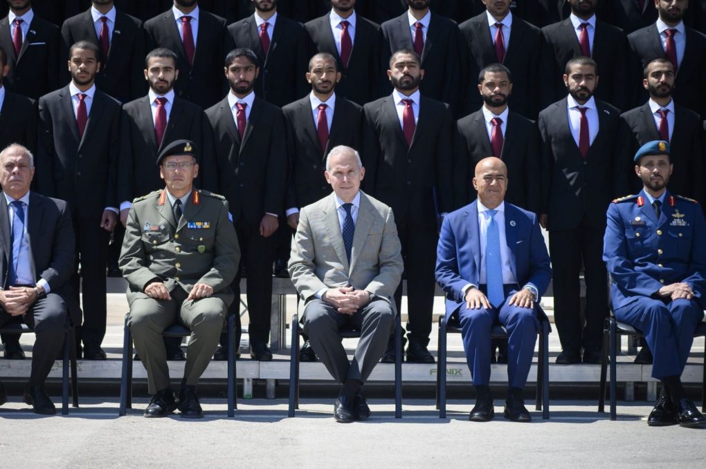 Ο  Θανάσης Δαβάκης στην τελετή αποφοίτησης των σπουδαστών του ΓΕΝ των Ηνωμένων Αραβικών Εμιράτων