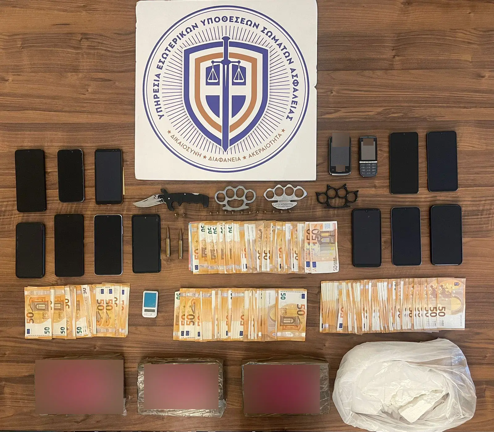 Eξαρθρώθηκε συμμορία που διακινούσε ναρκωτικά- Συνελήφθησαν 8 άτομα, μεταξύ των οποίων 4 αστυνομικοί