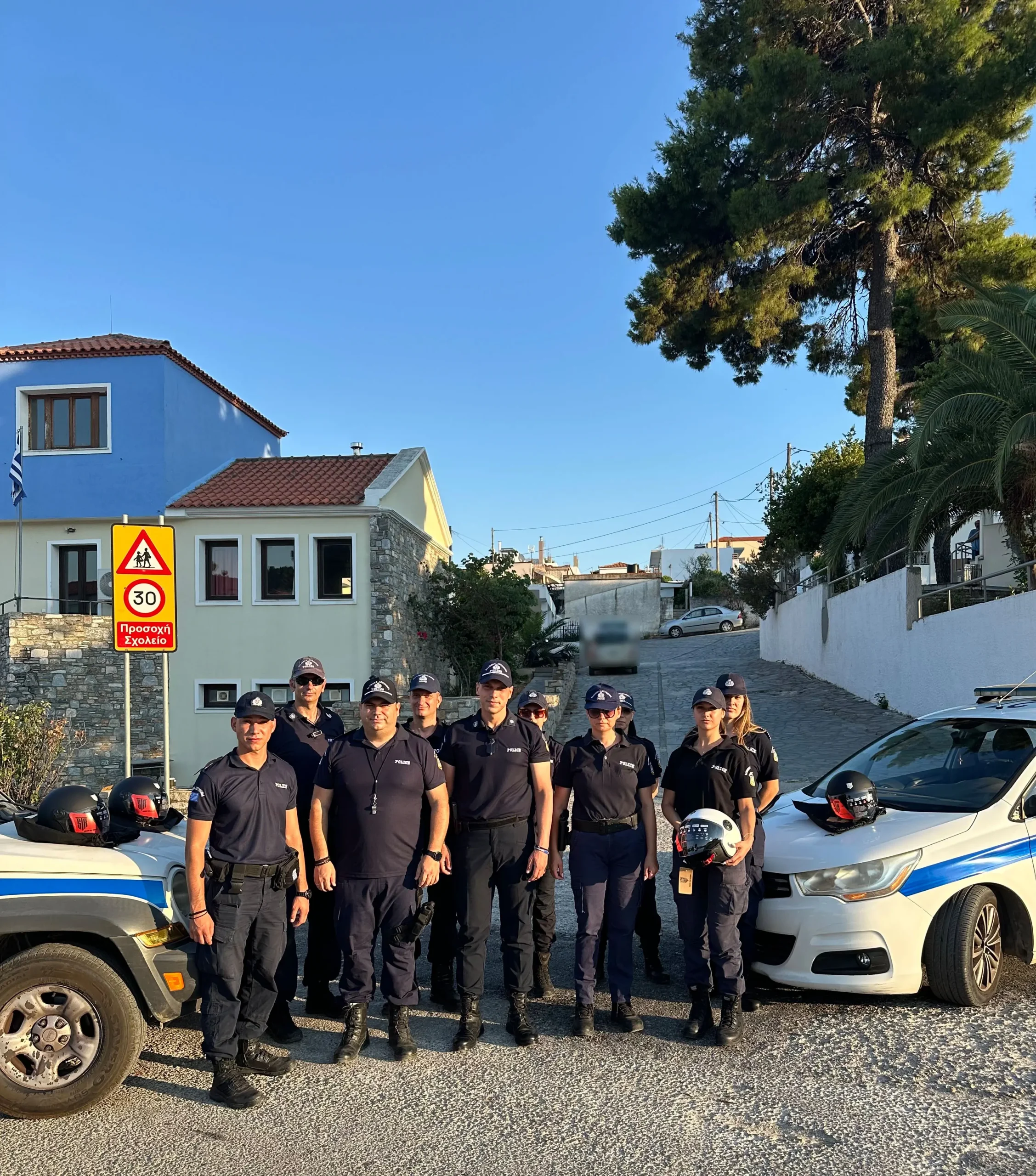 Αστυνομικοί του Αστυνομικού Σταθμού Αλοννήσου μοίρασαν κράνη σε δικυκλιστές περνώντας το μήνυμα «Η ζωή είναι πολύτιμη. Προστάτευσέ την»