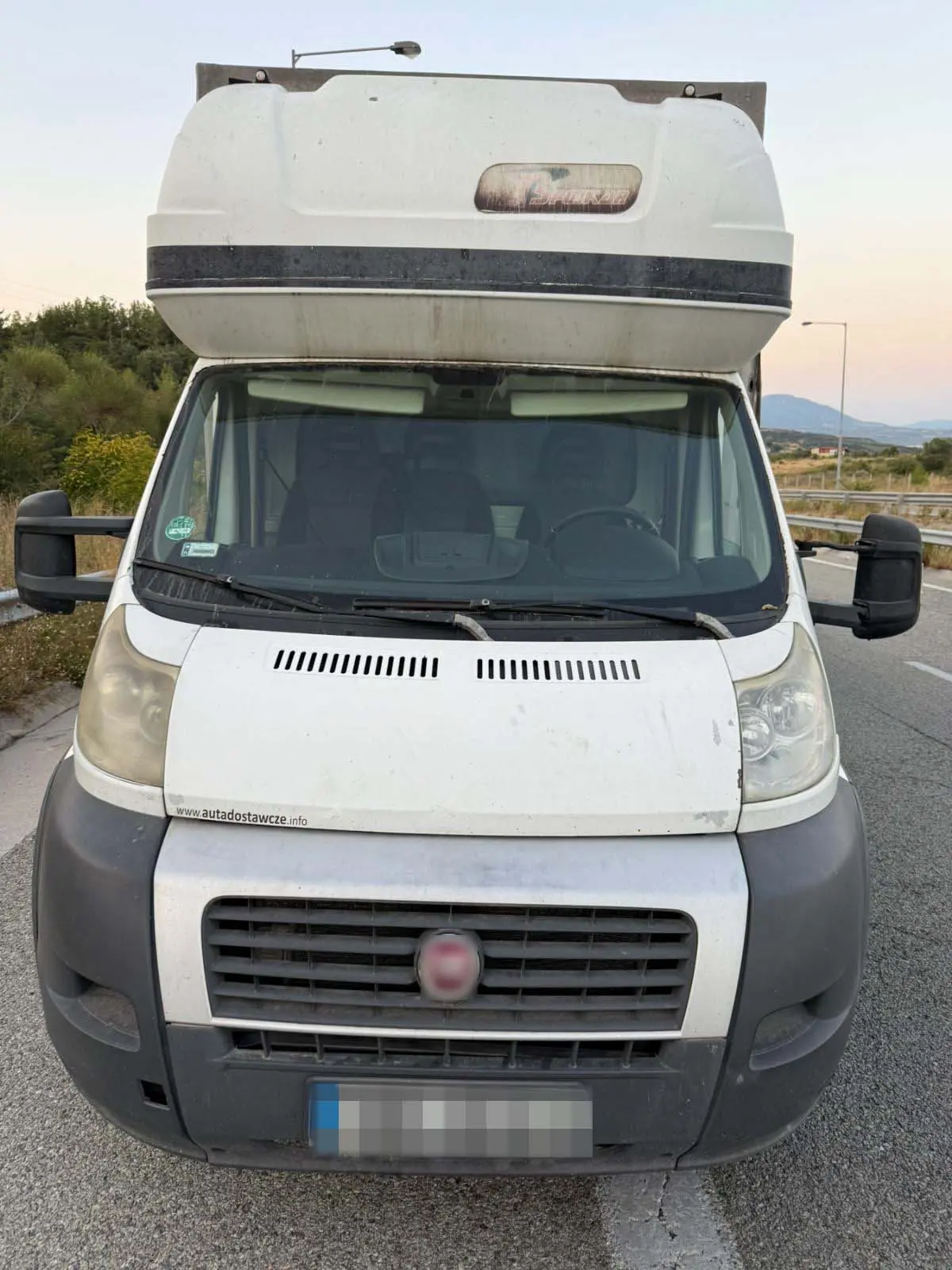 Οδηγός Ι.Χ.Φορτηγού μετέφερε 16 παράτυπους μετανάστες σε ειδικά διαμορφωμένες κρύπτες (βίντεο)