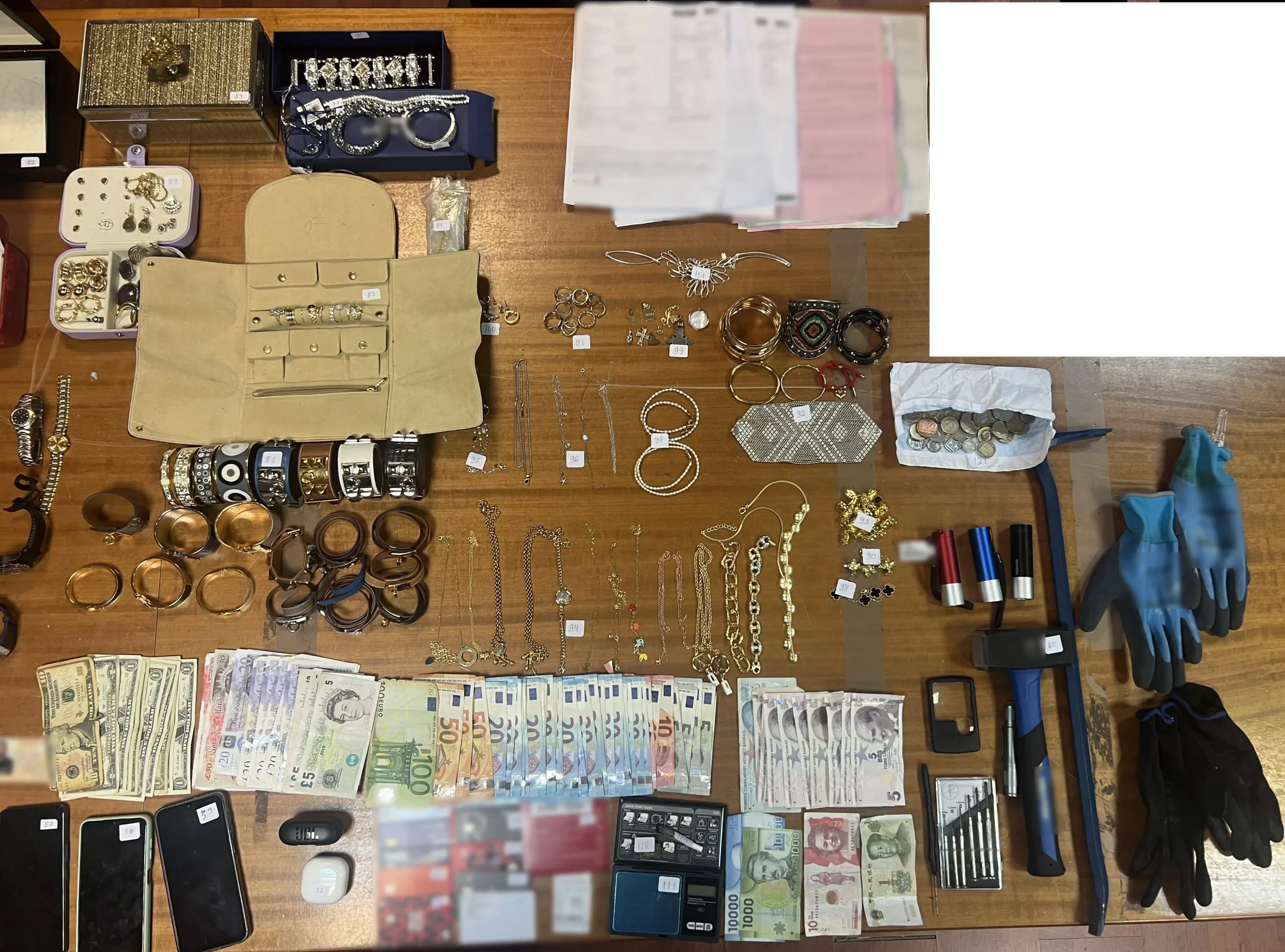 Εξαρθρώθηκε συμμορία που διέπραττε διαρρήξεις σε πολυτελείς κατοικίες στην Αττική (βίντεο)