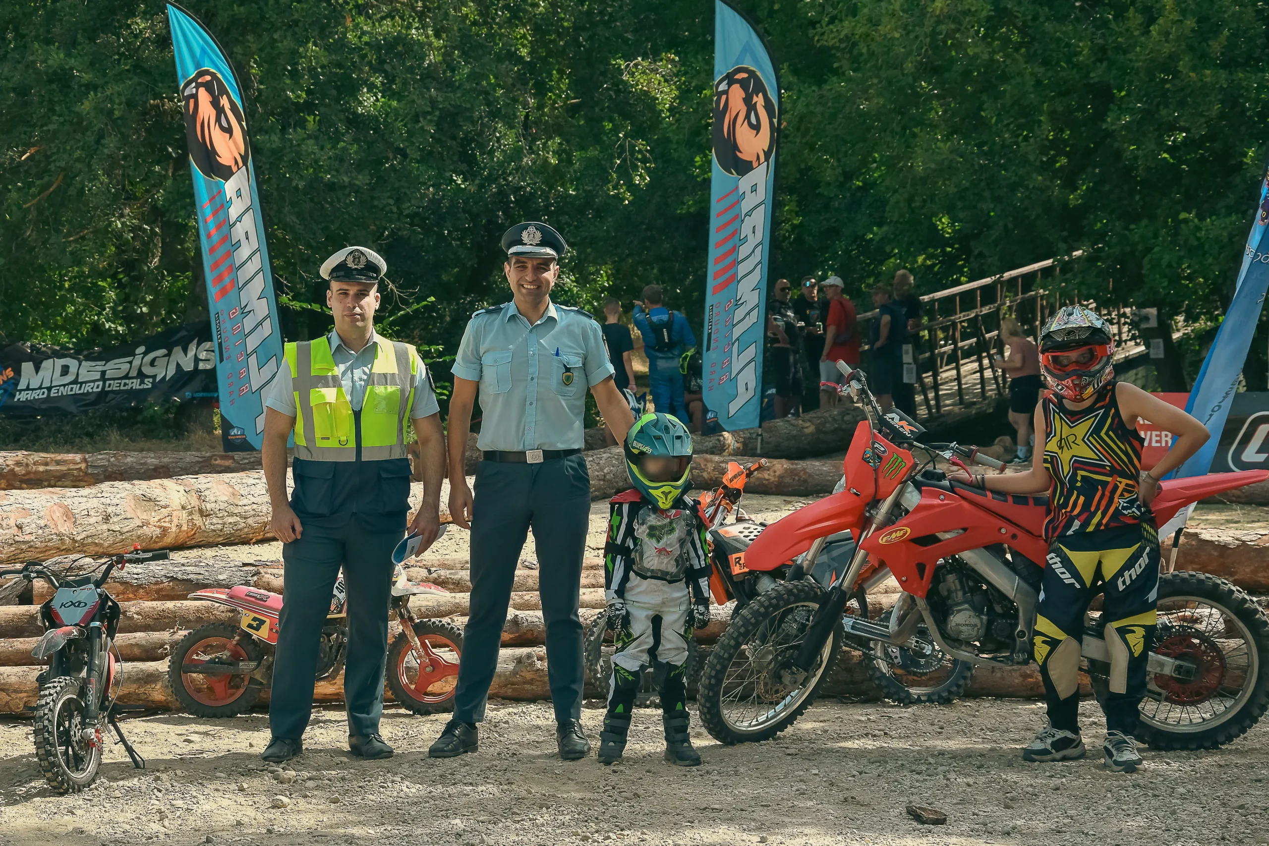 Ενημερωτικά φυλλάδια από το Τμήμα Τροχαίας Καστοριάς στο πλαίσιο της πανελλαδικής εκστρατείας για τη χρήση κράνους