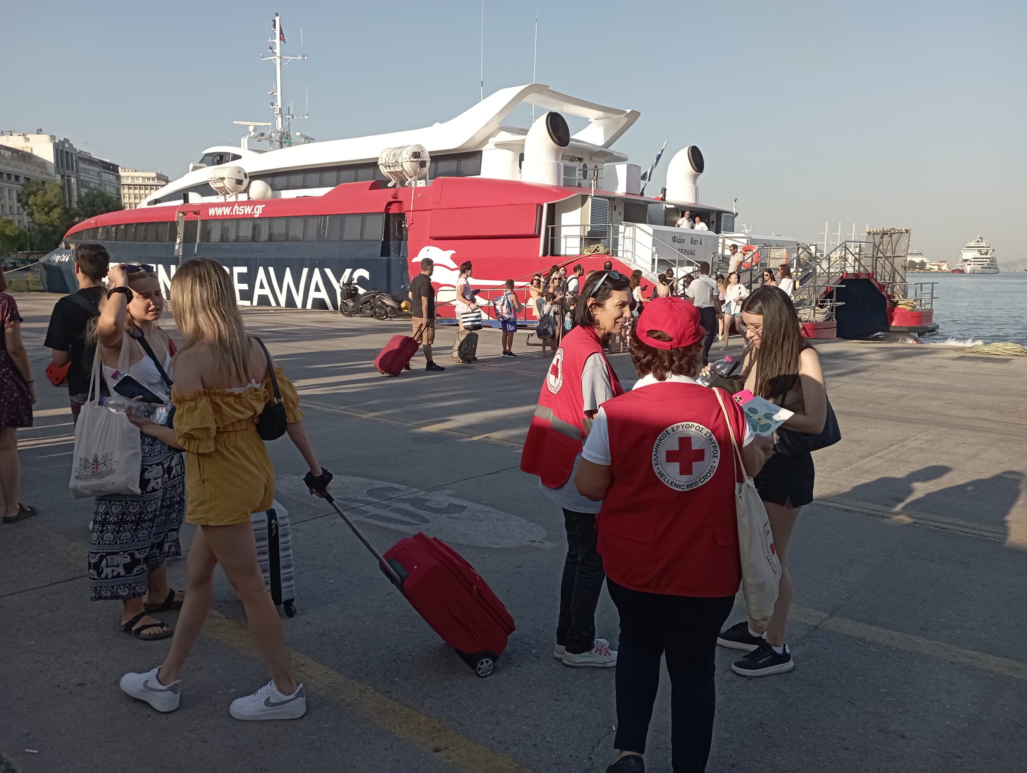 Ο Ε.Ε.Σ. διοργανώνει δράση ενημέρωσης των εκδρομέων για την ασφαλή κολύμβηση και την προστασία από τον καύσωνα στο λιμάνι του Πειραιά