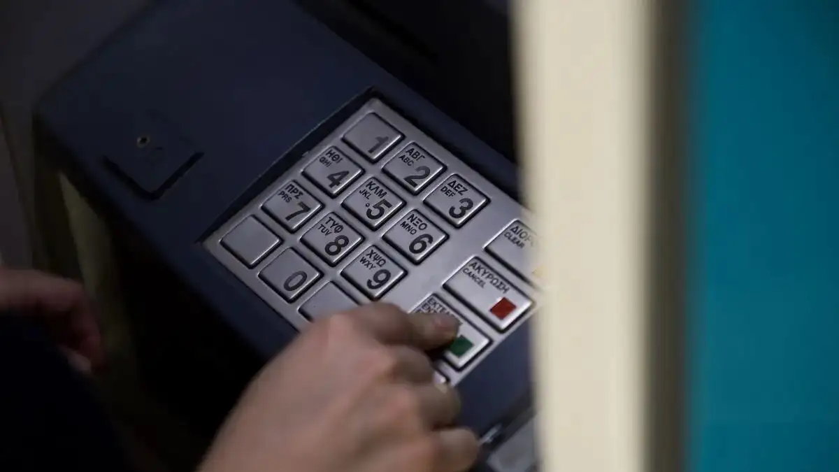 Λιβανέζικη Παγίδα: Η κρυφή απάτη του καλοκαιριού που αδειάζει κάρτες ΑΤΜ – Πώς θα… γλυτώσετε