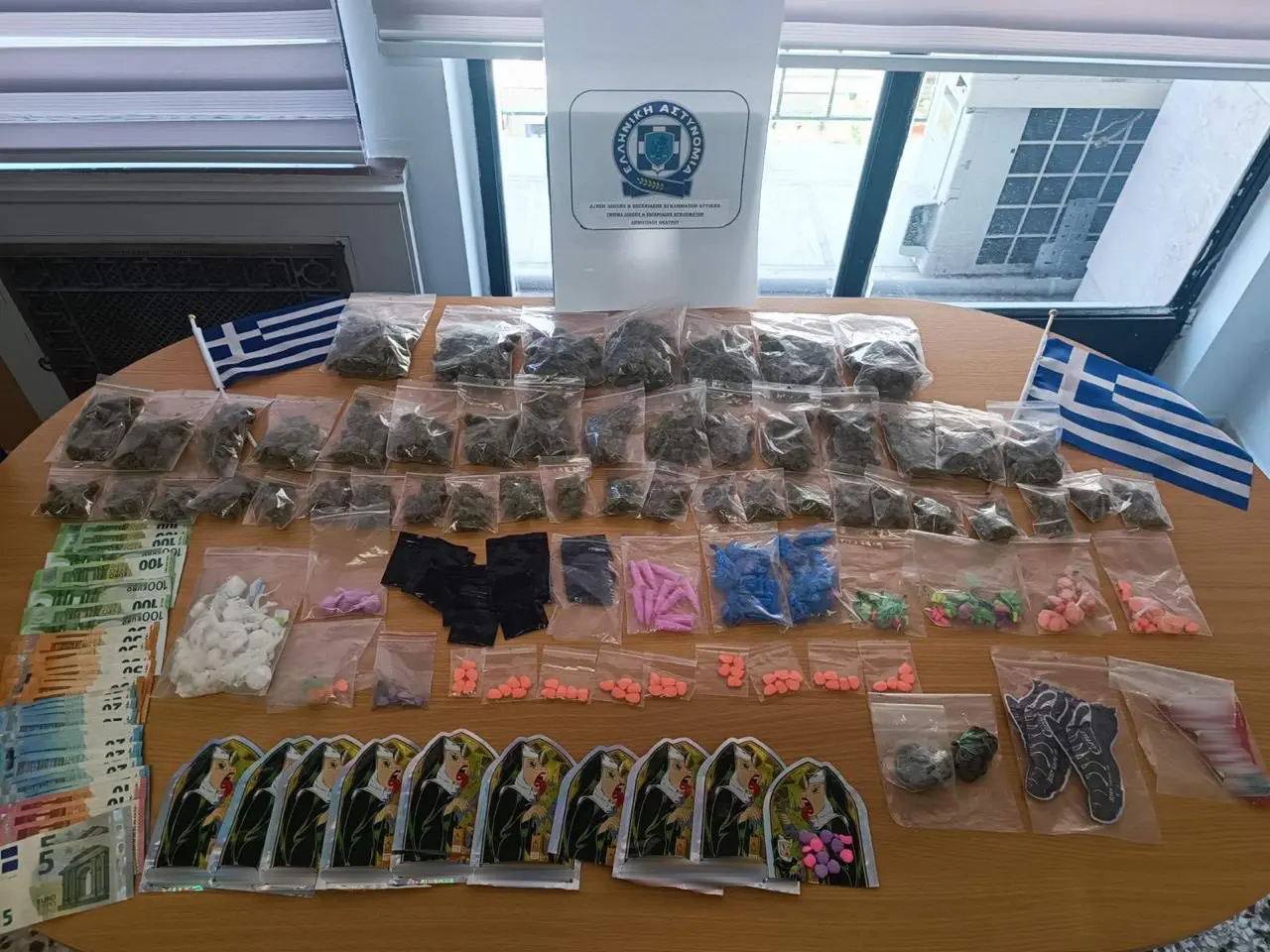 Ανήλικοι για να αποφύγουν τη σύλληψη έριξαν σακίδιο με ναρκωτικά σε κάδο ανακύκλωσης (βίντεο)