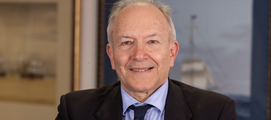 Ο Στέφανος Γκίκας, σε Πάρο,  Αντίπαρο, Νάξο και Σύρο