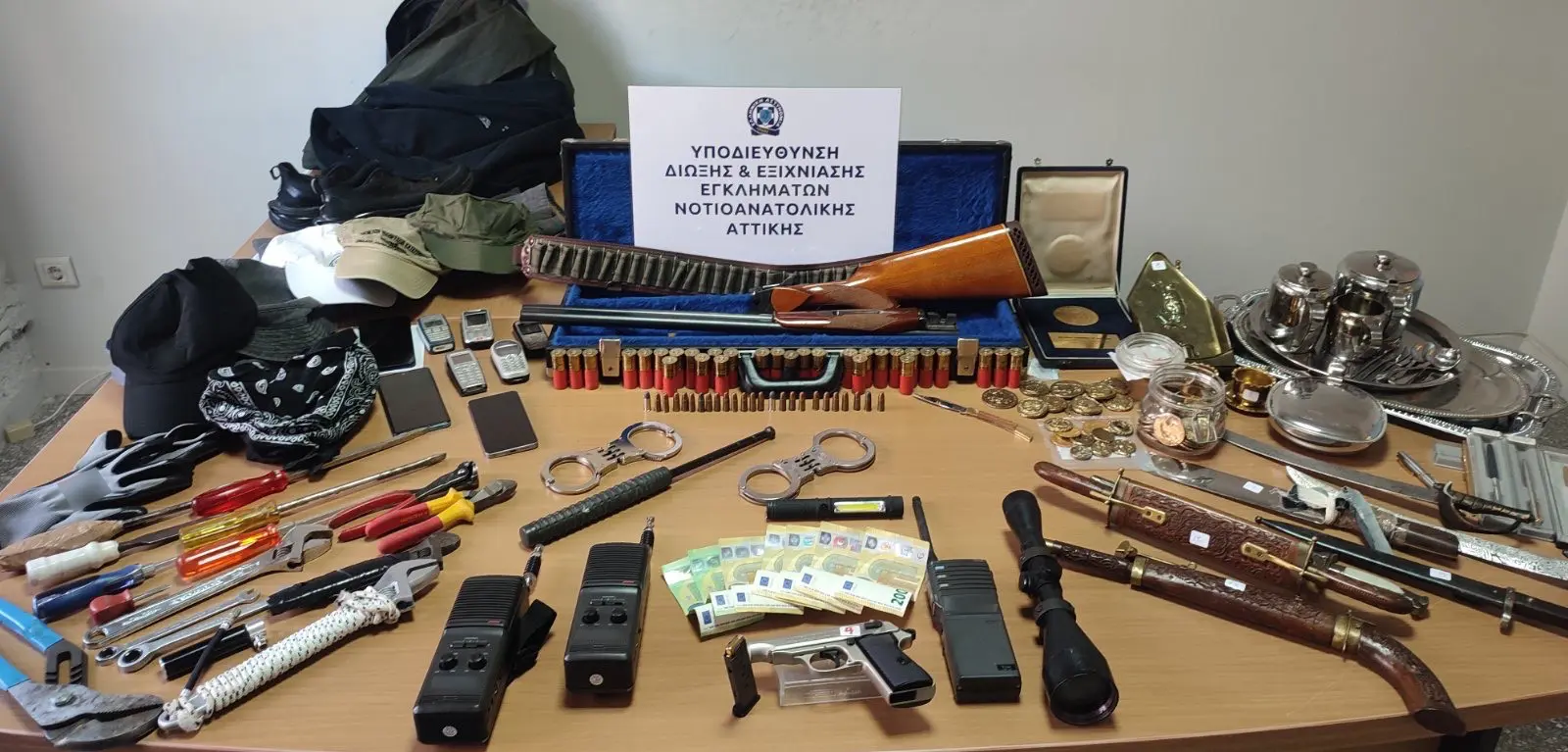 Συνελήφθησαν δύο αλλοδαποί που είχαν διαρρήξει σπίτι στην περιοχή της Γλυφάδας με λεία 242.000 ευρώ