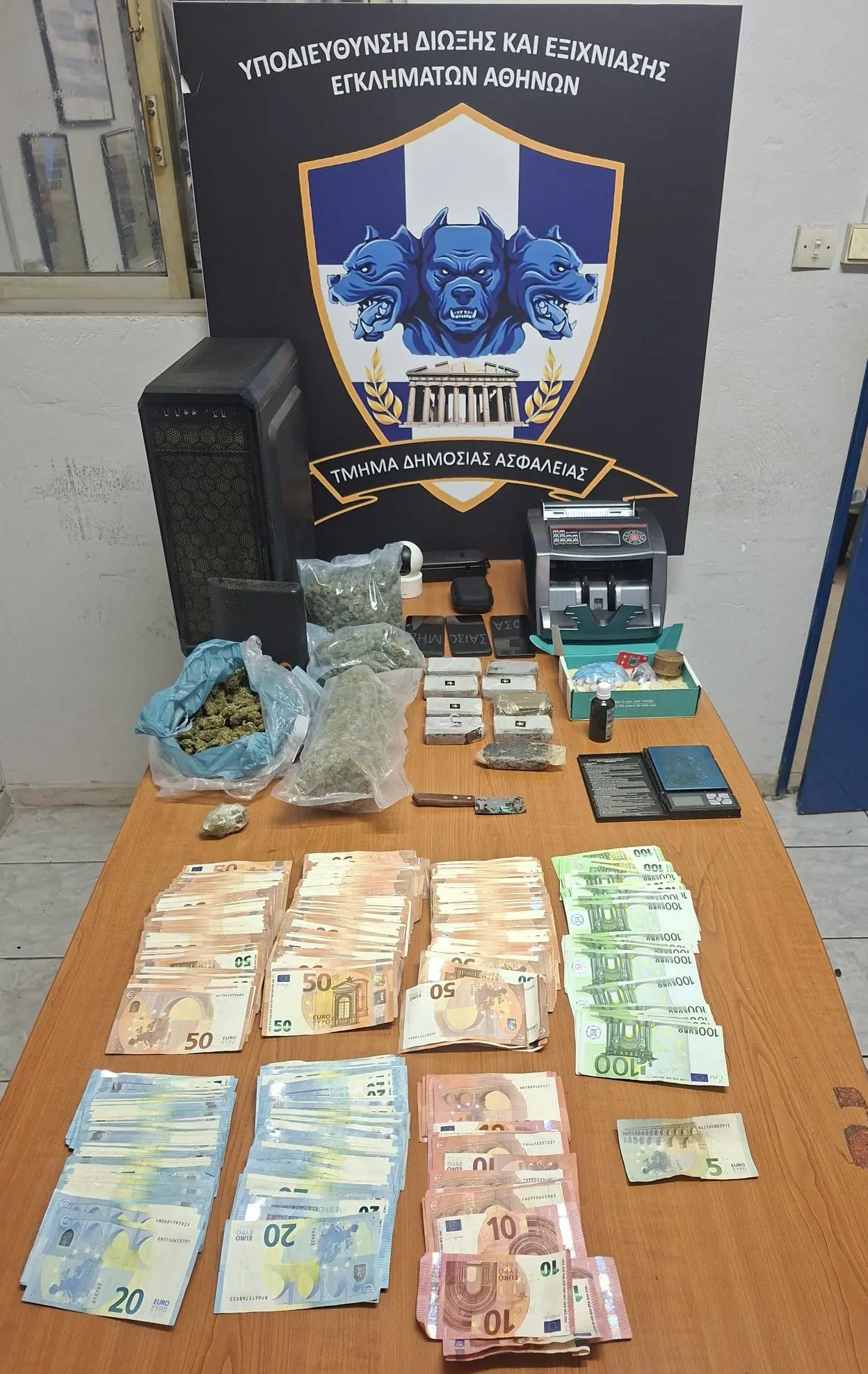 26χρονος διακινούσε κάνναβη στο κέντρο της Αθήνας – Βρέθηκαν στην κατοχή του 33.215 ευρώ