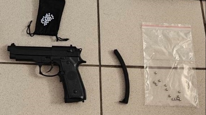 Σύλληψη ανηλίκου για φθορές σε βιτρίνα γραφείου και τζάμι σχολείου με αεροβόλο πιστόλι