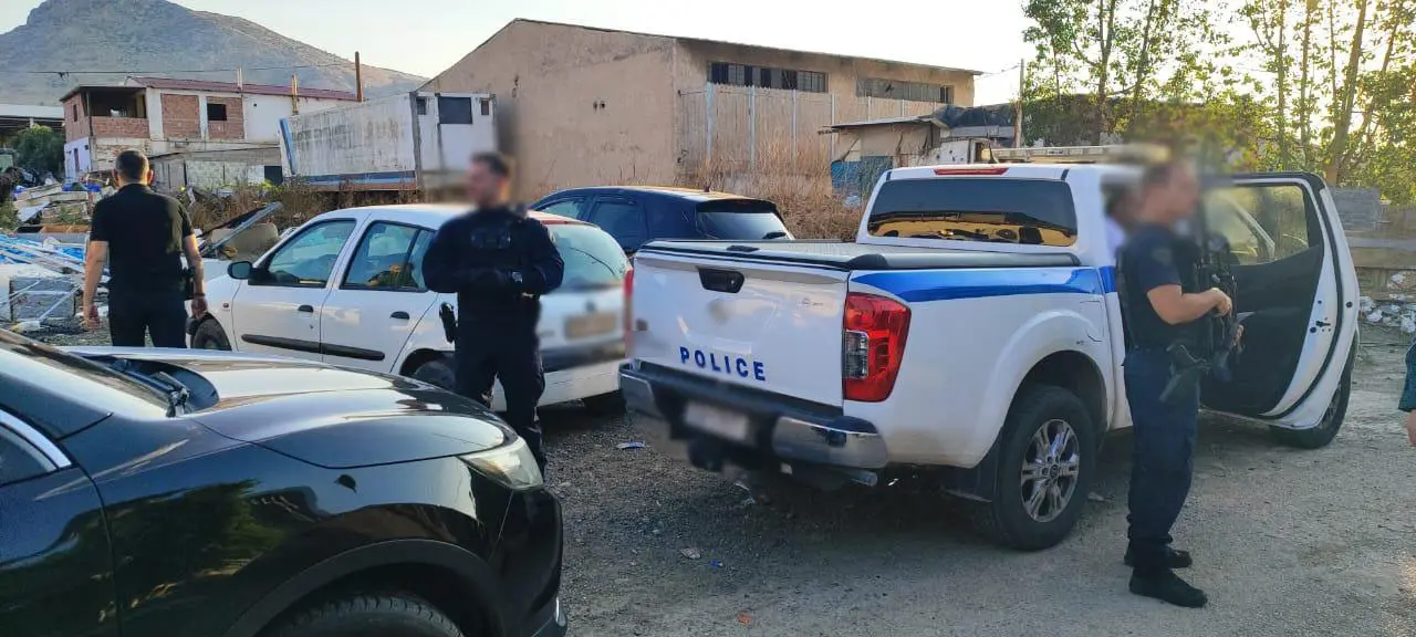 17 συλλήψεις σε οικισμό του Ασπροπύργου με σκοπό την αποτροπή κάθε μορφής παράνομης δραστηριότητας (βίντεο)