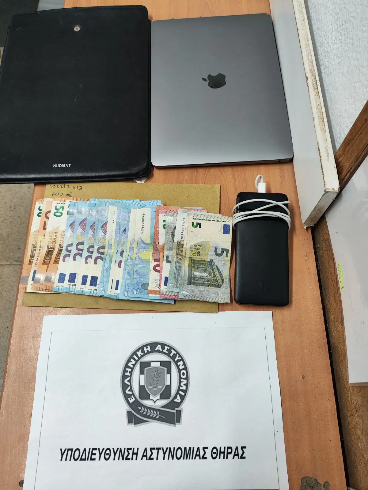 43χρονος έκλεβε ό,τι έβρισκε μέσα από αυτοκίνητα στη Σαντορίνη