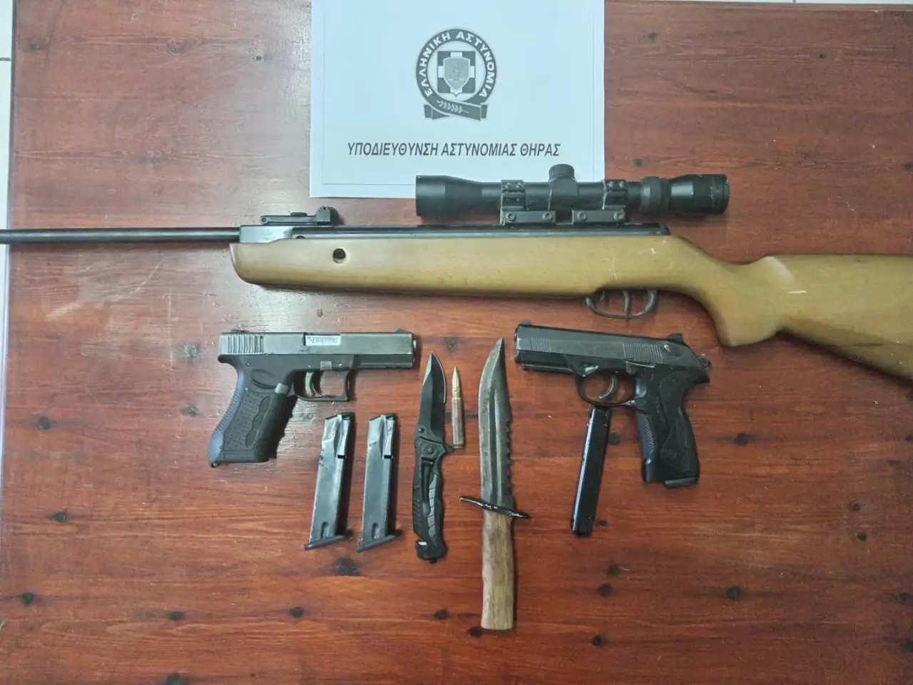 Σύλληψη 41χρονου για παράνομη οπλοκατοχή και αιχμαλωσία άγριου πτηνού στη Θήρα