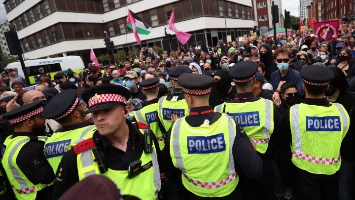Συγκρούσεις κατά την διάρκεια διαδηλώσεων κατά των μεταναστών στο Μάντσεστερ και το Λονδίνο