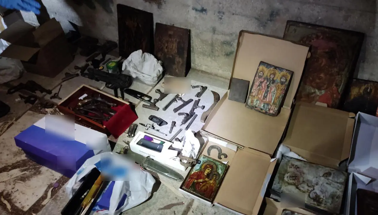 Εντοπίστηκαν όπλα και πυρομαχικά σε κάδο απορριμμάτων στην Καισαριανή