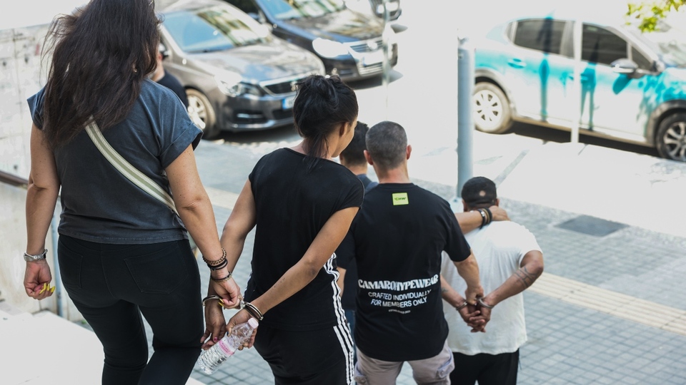 Προσωρινά κρατούμενοι η 24χρονη και ο 37χρονος σύντροφός της που κατηγορούνται για τον βιασμό της 10χρονης κόρης τη γυναίκας