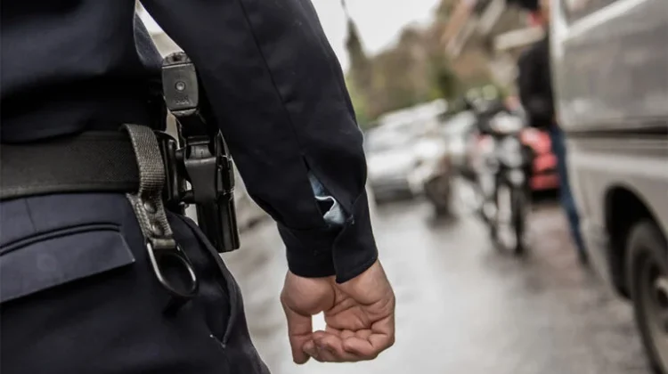 Χειροπέδες σε 42χρονη νοσηλεύτρια για ναρκωτικά, απάτη, πλαστογραφία και ψευδείς ιατρικές πιστοποιήσεις