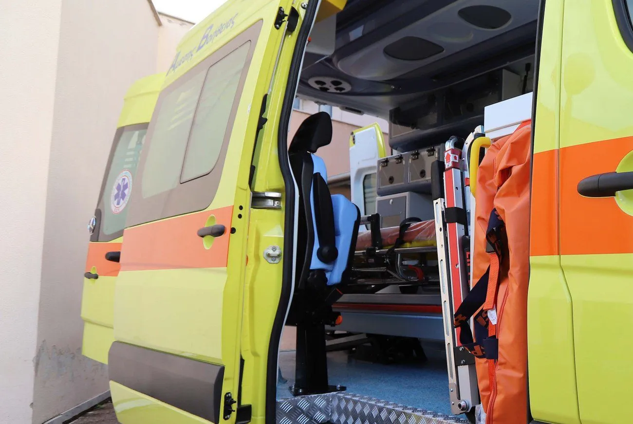 Πυροσβεστικό όχημα συγκρούστηκε με ΙΧ στην Κερατέα – Νεκρή μια 61χρονη