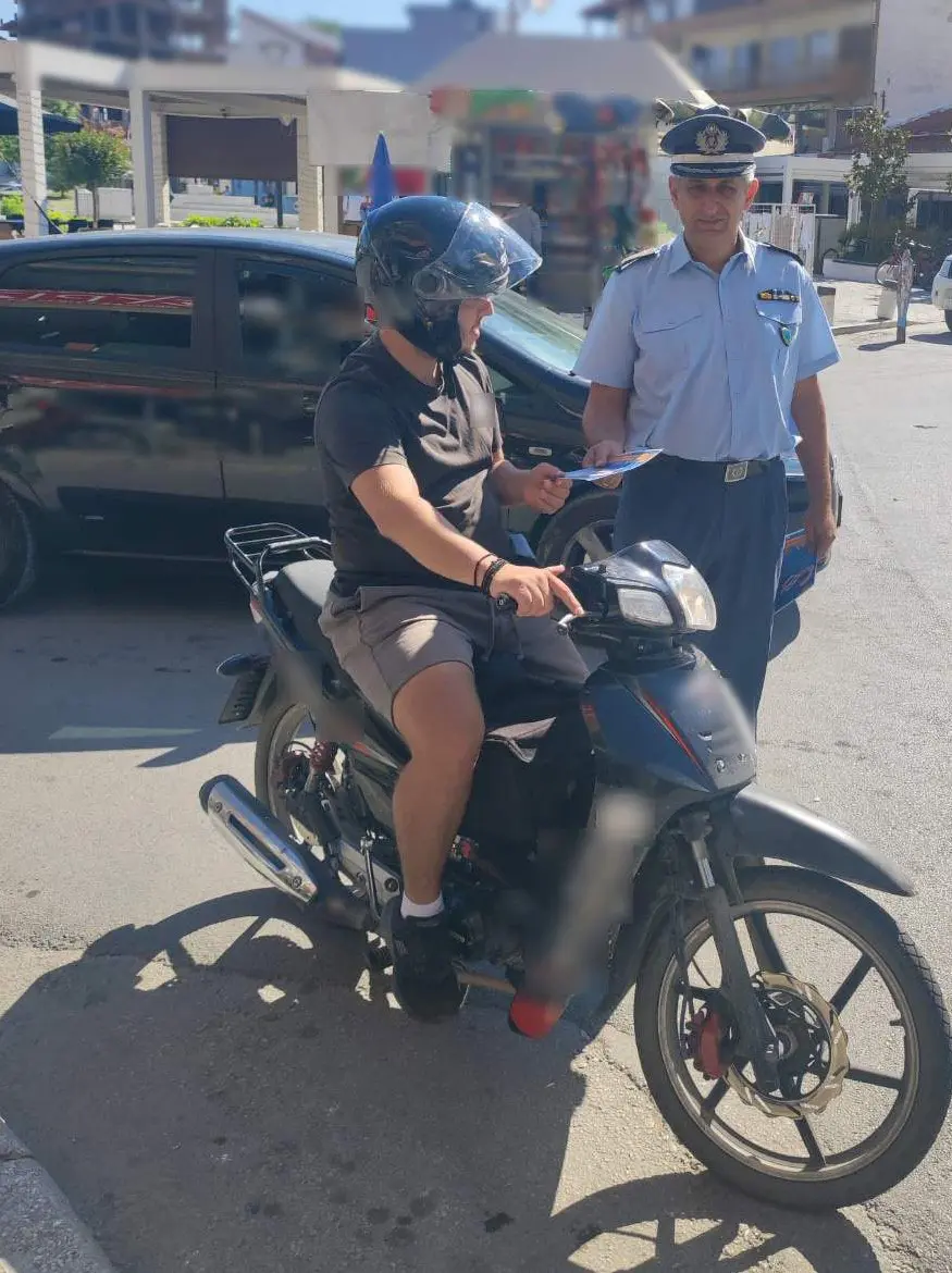 Η χρήση προστατευτικού κράνους στο επίκεντρο ενημερωτικής δράσης που υλοποίησε  το Α.Τ. Τυρνάβου στην κεντρική πλατεία Τυρνάβου