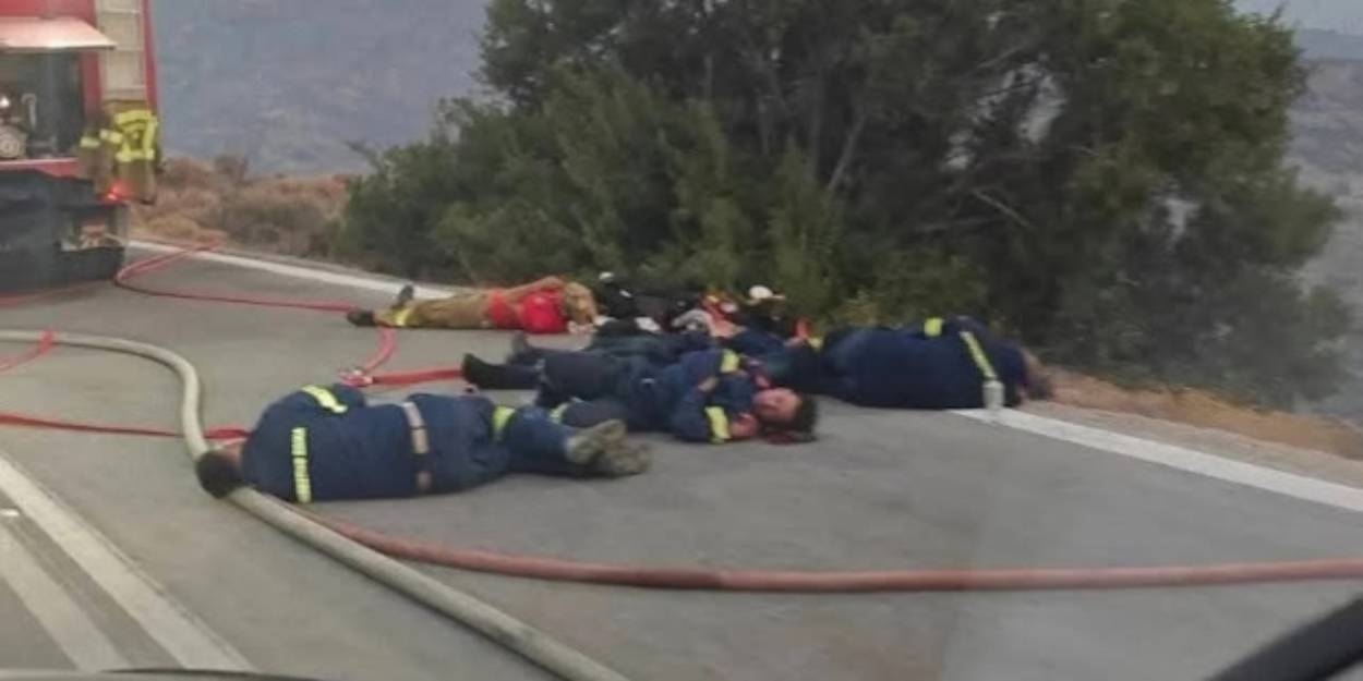 Συγκλονίζει η φωτογραφία πυροσβεστών από τη Χίο: Εξουθενωμένοι, ξεκουράζονται στον δρόμο