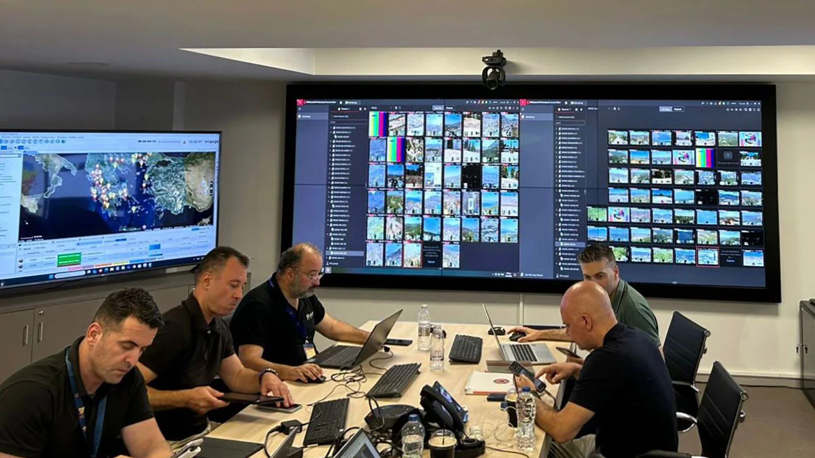 Μέσα στο War Room της Πολιτικής Προστασίας που διαχειρίζεται τα πύρινα μέτωπα της χώρας