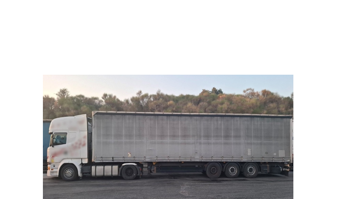 Χειροπέδες σε 4 διακινητές για μεταφορά 21 παράτυπων μεταναστών