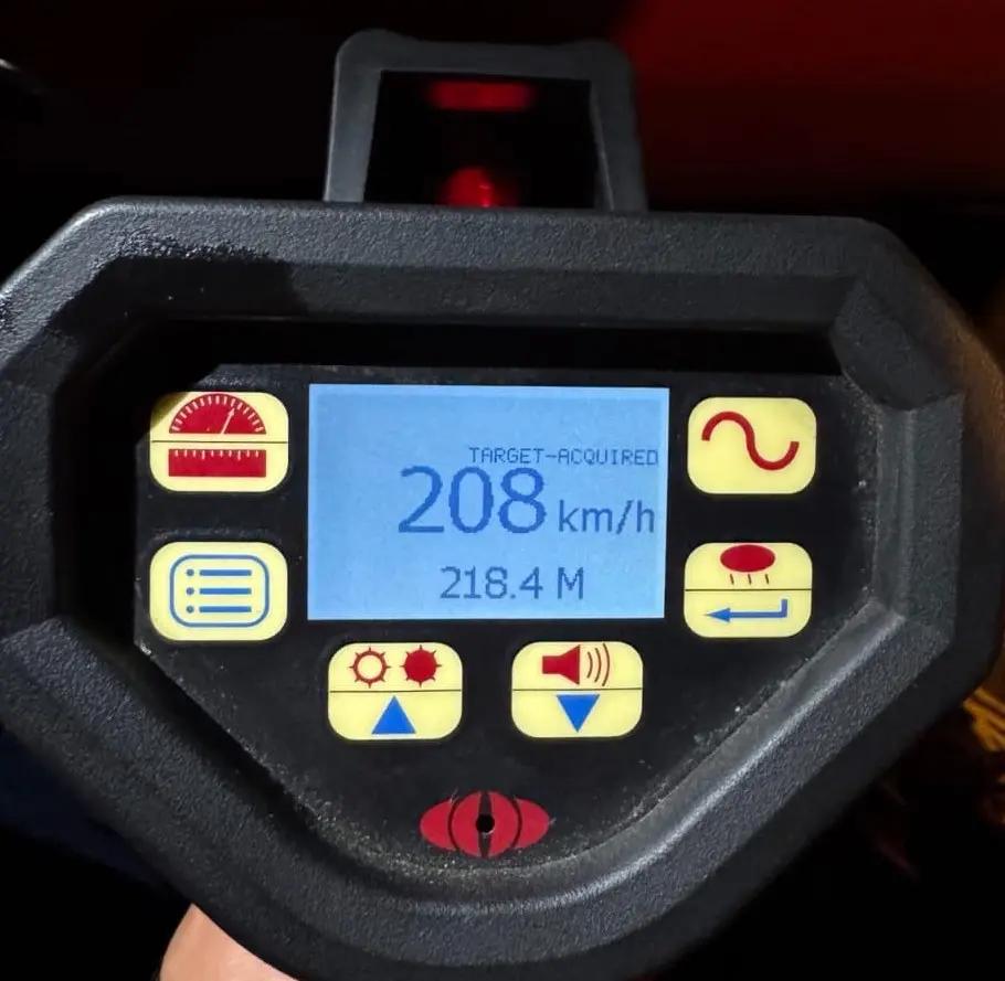 42χρονος οδηγός αυτοκινήτου  κινούνταν με 208χλμ/ώρα στη Ν.Ε.Ο. Αθηνών – Λαμίας στο ύψος της Κηφισιάς