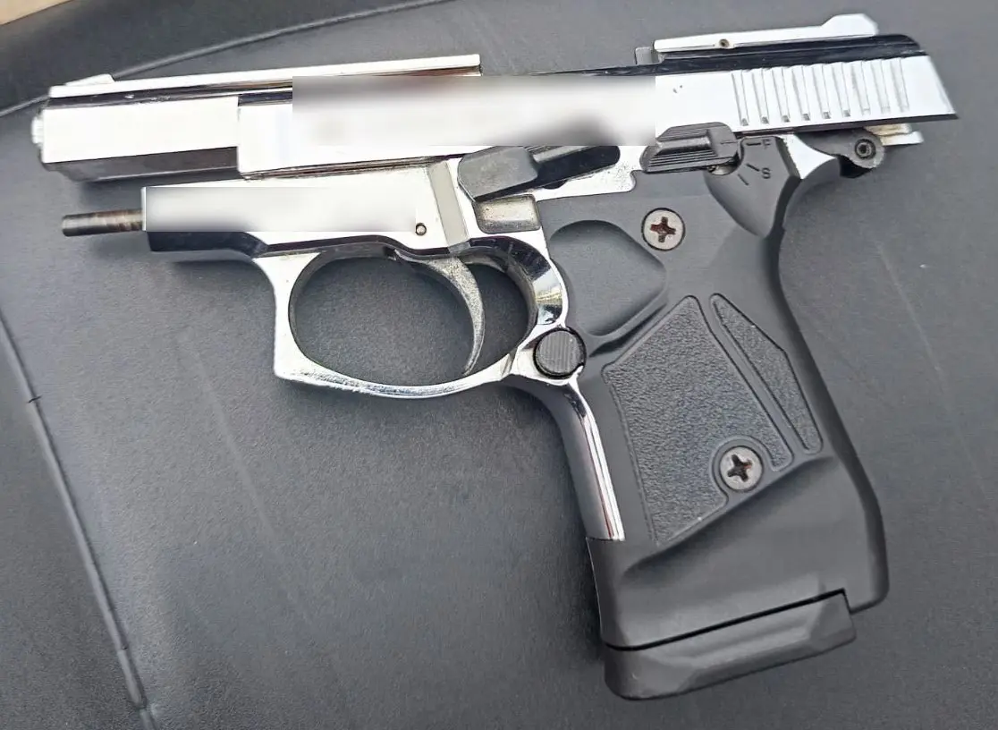  2  συλλήψεις από αστυνομικούς της Άμεσης Δράσης για κατοχή αεροβόλου τυφεκίου και πιστολιού-ρέπλικας σε Πέραμα και Γλυφάδα