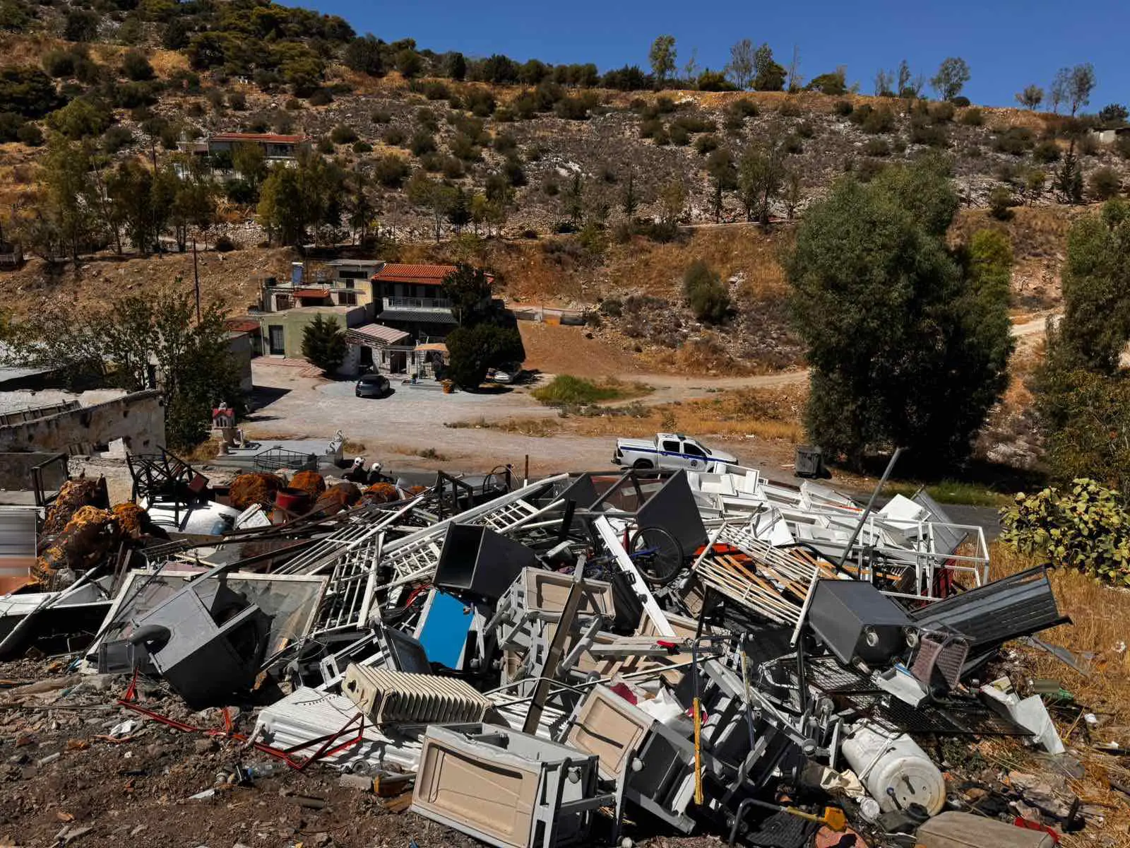 Δύο συλλήψεις ατόμων, που απέρριπταν στερεά απόβλητα από όχημα σε λόφο του Κορυδαλλού (βίντεο)