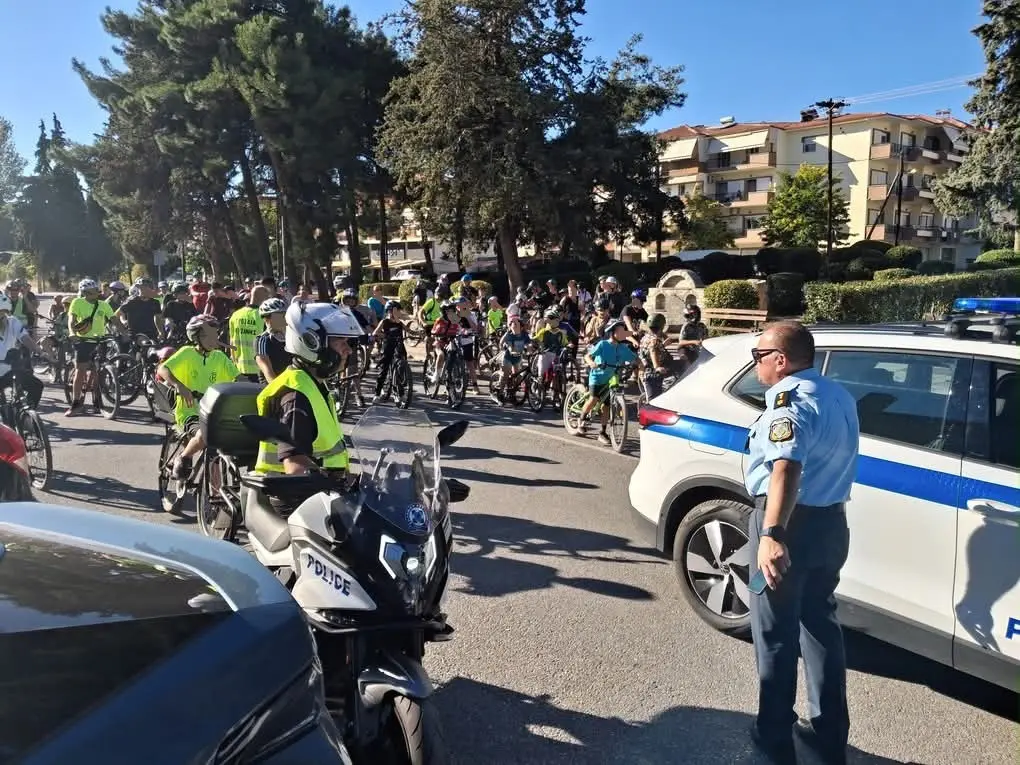 Δράση κυκλοφοριακής αγωγής από το Τμήμα Τροχαίας Κοζάνης, σε παιδιά που κινήθηκαν με τα ποδήλατά τους, μέσα στην πόλη της Κοζάνης
