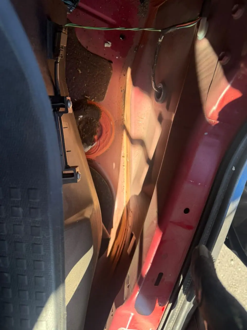  35χρονος έκρυβε στον χώρο των αποσκευών του αυτοκινήτου του, πιστόλι και γεμιστήρα με φυσίγγια