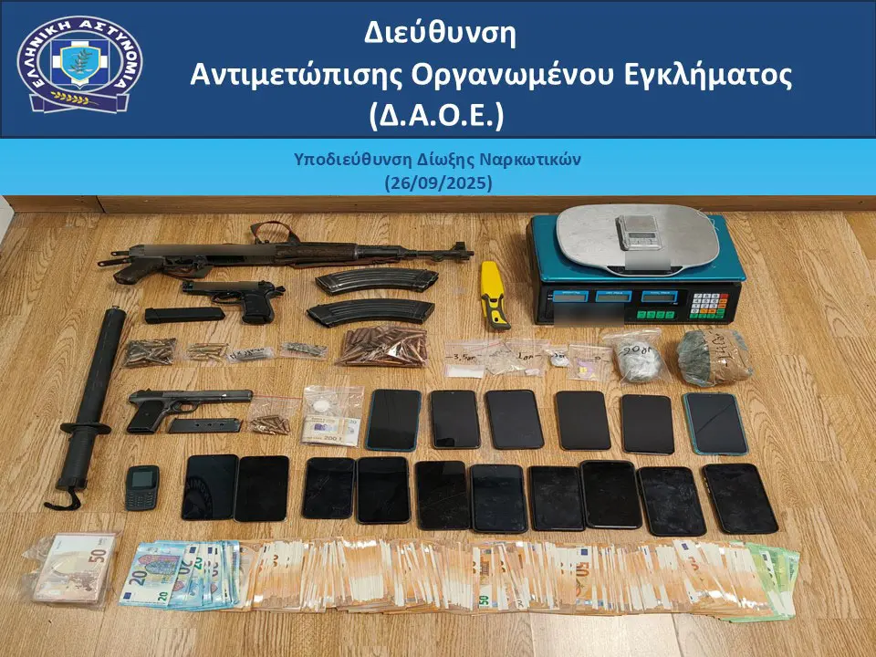 Πάνω από ένας τόνος και 161 κιλά κάνναβης, πολεμικό τυφέκιο και πιστόλια σε Αττική και Αρκαδία (βίντεο)