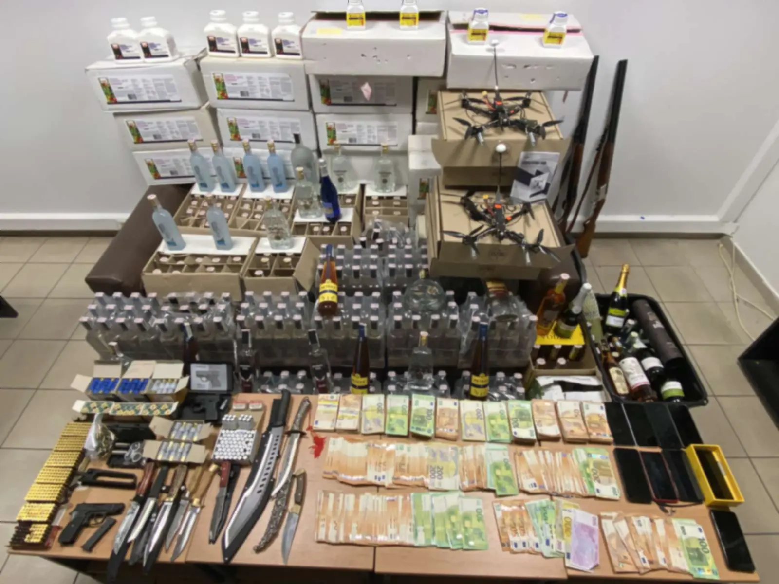 Κύκλωμα εισήγαγε λαθραία ποτά και παράνομα φυτοπροστατευτικά προϊόντα με τουριστικά λεωφορεία (βίντεο)