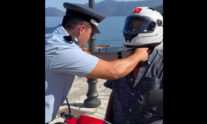 Βίντεο της ΕΛΑΣ: Αστυνομικοί μοίραζαν κράνη σε οδηγούς στην Κεφαλονιά